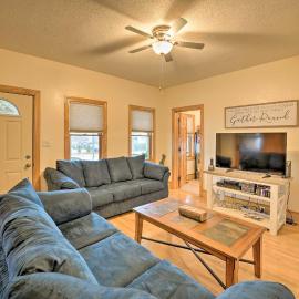 All-Season Grand Haven Getaway with Deck! – hotel w mieście Grand Haven