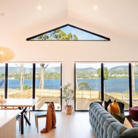 Luxurious Waterfront home in the North of Hobart, hotel in Hobart