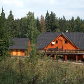 Horáreň pod Dobákom, hotel a Lazisko