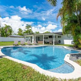 Delilas Chic 3 Bedroom 2 bath Abode with Heated Pool
