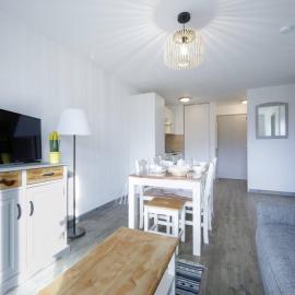 Appartement Neuf pour 6, Parking Gratuit, Skis et Accès Pistes en 5min - FR-1-695-4