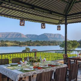 SaffronStays Lake House Bouganvillea, Nashik -villa with great lake views and patio dining, hotel in Nashik