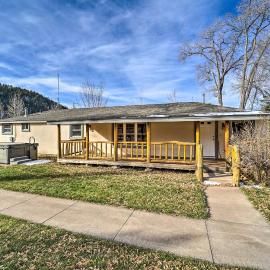 Dolores Ranch Cabin w/ Hot Tub & 1-Acre Yard!: Dolores şehrinde bir otel