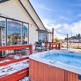 Alluring Home w/ Fire Pit < 1/2 Mi to OIT!, hotel v mestu Klamath Falls