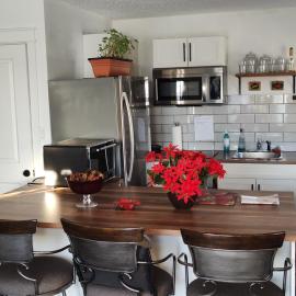 Tranquil & Tasteful One Bdrm Private Suite NE, hotel in Edmonton