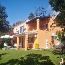 Villa Leena, hotel en Paramonas