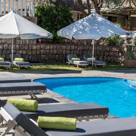 Elegant Desert Lodge, готель у місті Сесрієм