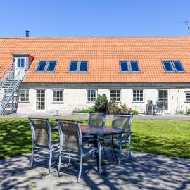 2 Bedroom Amazing Apartment In Rønne, hotell sihtkohas Rønne