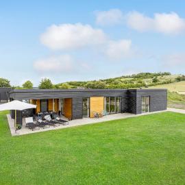 Gorgeous Home In Løgstrup With Kitchen, hotel in Løgstrup