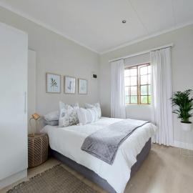 Upmarket off grid cottage on organic farm in secure estate, ξενοδοχείο σε Howick
