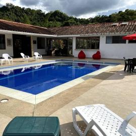 FINCA SAN LUIS en La Vega Cundinamarca Diversión Gastronomía Gourmet y Confort Total hasta para 17 Personas Piscina Jacuzzi y Juegos de mesa