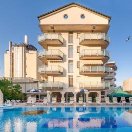 Universal Hotel, hotel Cerviában