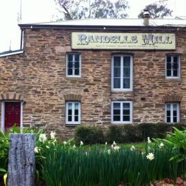 Randell's Mill - Adelaide Hills - Romantic Loft Stays، فندق في Gumeracha