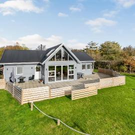 3 Bedroom Beautiful Home In Vemb, hotel in Vemb