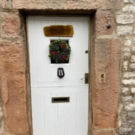 Beautiful listed 3 bedroom cottage with wood burner, hotel in Youlgreave