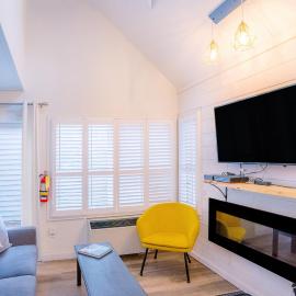 Loft with a view of Blue - Free Wifi, Linens and Towels Included, хотел в Блу Маунтинс