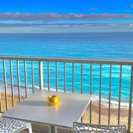 SEAVIEWS BY JENNI MENTON, LA SUITE, Superbe Front de mer, top emplacement avec terrasse et parking!, hôtel à Menton