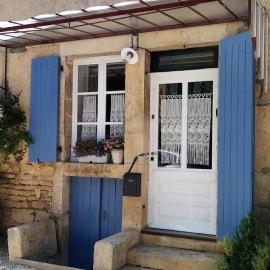 Le Gîte du Lapin Bleu, готель у місті Baigneux-les-Juifs