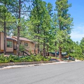 Kathys Cabin, King Bed, Hot Tub, Near-NAU & Downtown attractions, Perfect Year-Round Mountain Getaway، فندق في فلاغستاف
