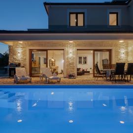 Charming holiday home Dolac in rural area with pool، فندق في Slime