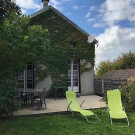 Gîte indépendant avec terrasse et garage à La Chabanne, hotel a La Chabanne