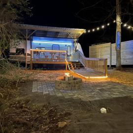 Daffodil Dream Camper with Hot Tub - Movie Screen - Fire Pit - BBQ، فندق في Jonesville