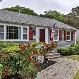 A Cozy Cape house steps to Restaurants & Beaches ~1.4 miles down scenic roads