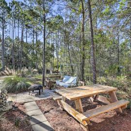 Keaton Beach Escape w/ Hot Tub < 2 Mi to Shore, hotel v destinácii Perry