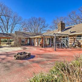 Private Pond + Patio: Expansive Escape in Rogers、ロジャースのホテル