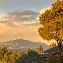 Cozy Pagosa Condo: Stunning Mountain & Lake Views!, hotel in Pagosa Springs