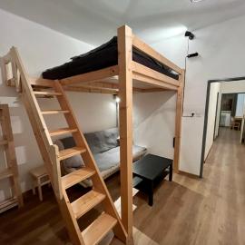 O Tom Nevim, Hotel in Sušice