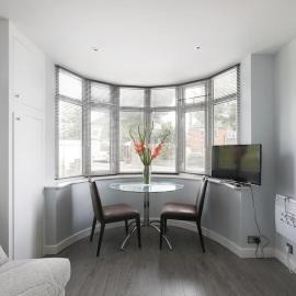 Superfast WiFi studio, bathroom & own entrance