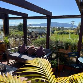 Tranquility Base - Waikanae Beach Holiday Home, hotel in Waikanae