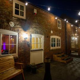The Stables - Quirky one bed holiday home with wood fired hot tub
