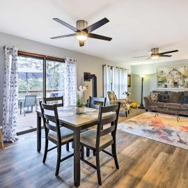 Holiday Island Home: Mountain View + Hot Tub!