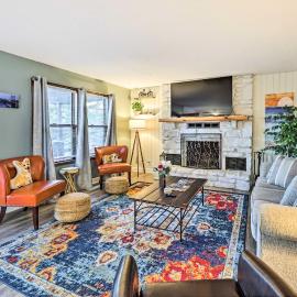 Cozy Holiday Island Home: Hot Tub + Chiminea!, hotel u gradu Holiday Island