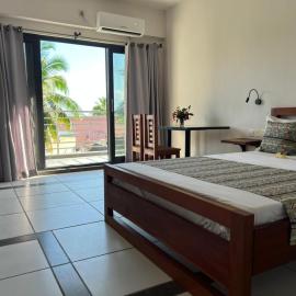 Hôtel Grand Bay، فندق في نوسي بي
