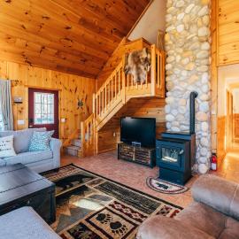 Ski Chalet w-Hot Tub, Only 3 min to Sunday River ski lifts!, viešbutis mieste Betelis