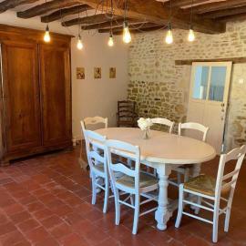Maison de Village avec Jardin, Parc Privé et Box Fibre, Animaux Bienvenus, à 15 min du Mans