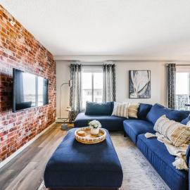 Bright Luxe Condo, AC, Top Floor, King Bed, Balcony!, hotel a Edmonton