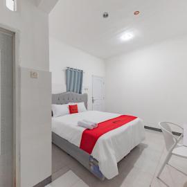 RedDoorz Syariah near Alun Alun Ciledug Cirebon, Hotel in Cirebon