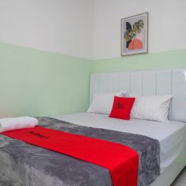 RedDoorz near Tugu Kartasura, готель у місті Sukoharjo