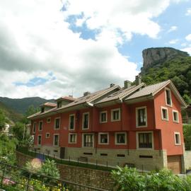 Apartamentos Puente La Molina, מלון בקרניה דה קברלס