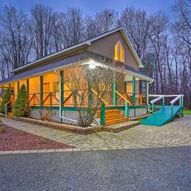 Spacious Oneida Retreat w/ Game Room!, hotel em Oneida