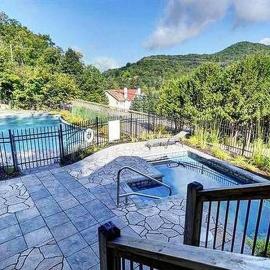 fully equiped Condo, pool and Spa only in summer, hotel em Mont-Tremblant
