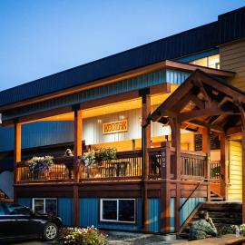 The Raging Elk Adventure Lodging โรงแรมในเฟอร์นี