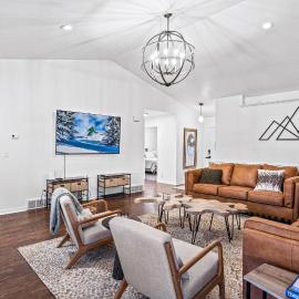 Quiet Comfortable Cliffside Estate near USU, hotel u gradu Logan