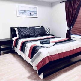 2 BDRM A/C Condo w/Ensuite Laundry + Free Parking, hotel di Edmonton