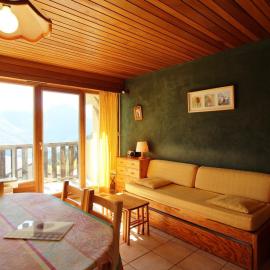 Confortable T2 au pied des pistes avec balcon et parking gratuit - FR-1-297-95, hotel din Auris