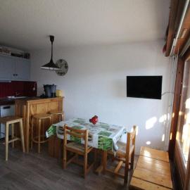 Studio cabine 4 pers au pied des pistes avec parking gratuit - Auris en Oisans - FR-1-297-151, hotell i Auris